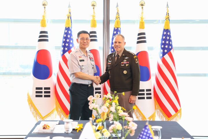 [서울=뉴시스] 김규하(대장) 육군참모총장과 크리스토퍼 라네브(대장) 미 육군참모총장 직무대행이 11일 서울 용산 로카우스 호텔에서 열린 대담에서 악수하며 기념사진을 촬영하고 있다. (사진=육군 제공) 2026.08.11. photo@newsis.com *재판매 및 DB 금지