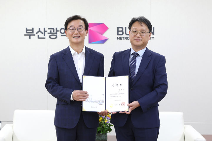 [부산=뉴시스] 부산시는 차기 부산앵커센터장(부산라이즈혁신센터장)에 김병진 전 부산과학기술고등교육진흥원(BISTEP) 원장(오른쪽)을 임명했다. (사진=부산시 제공) 2026.08.11 photo@newsis.com *재판매 및 DB 금지
