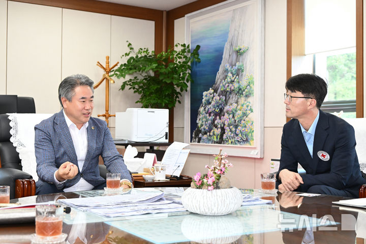 [창원=뉴시스]경남도의회 박준(왼쪽) 의장이 11일 의장실을 방문한 강태훈 대한적십자사 경남혈액원장과 헌혈 활성화 협력 방안을 논의하고 있다.(사진=경남도의회 제공) 2026.08.11. photo@newsis.com