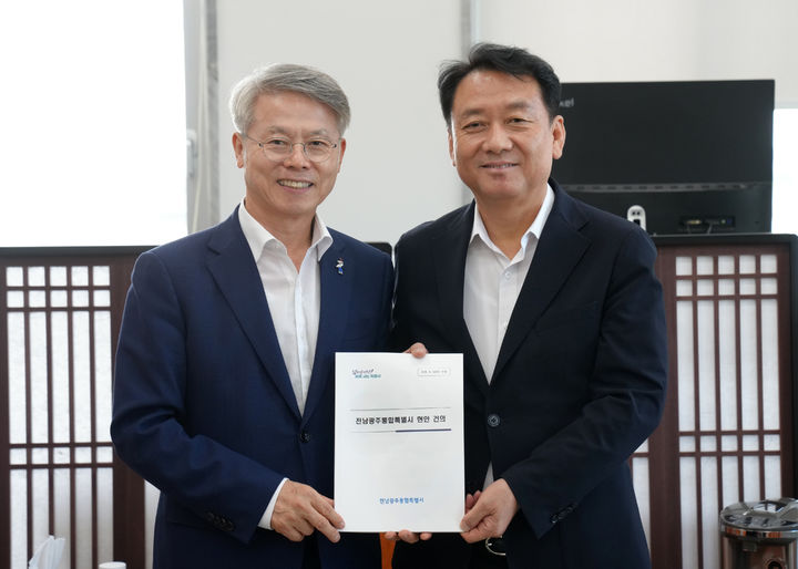 [전남광주=뉴시스] 민형배 전남광주통합특별시장은 11일 국회에서 이광재 예산결산특별위원장을 만나 지역 핵심 현안과 주요 국비 사업 관련 지원을 요청했다. (사진=전남광주시 제공) 2026.08.11. photo@newsis.com *재판매 및 DB 금지