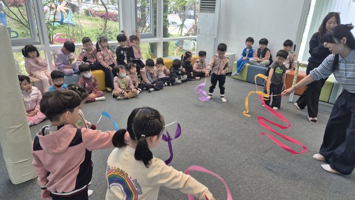 [대구=뉴시스] 수성문화재단 수성아트피아 어린이 예술교육센터 ‘아테이너(Atainer)’가 유치원과 어린이집, 초등학교 등을 대상으로 한 체험형 예술교육 프로그램을 확대 운영한다. (사진 = 수성문화재단 제공) 2026.08.11. photo@newsis.com *재판매 및 DB 금지