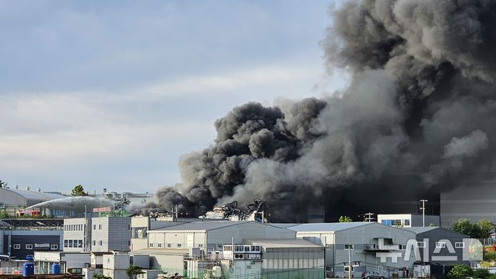 [평택=뉴시스] 김종택 기자 = 11일 경기 평택시 청북읍 소재 위험물 보관 창고에서 화재가 발생해 연기가 피어오르고 있다. 불이 난 시설에는 제4류 위험물 약 191만ℓ가 보관돼있는 것으로 전해졌다. 2026.08.11. jtk@newsis.com
