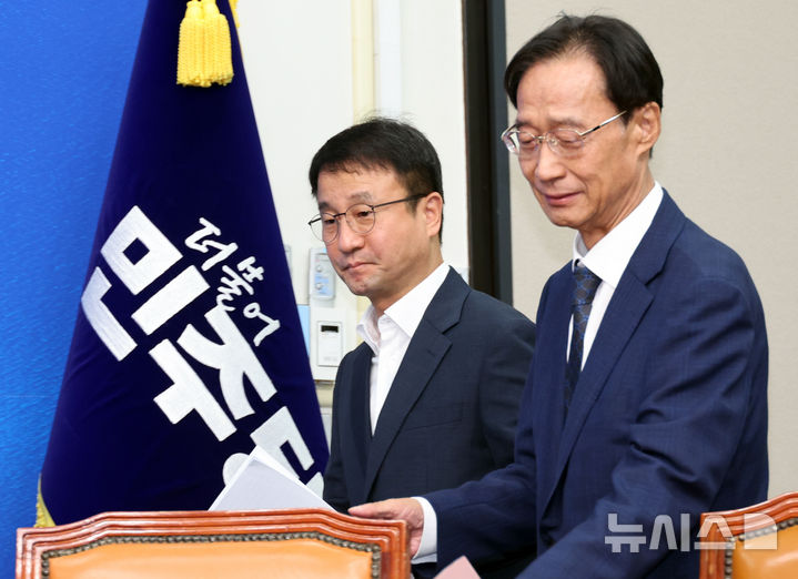 [서울=뉴시스] 최진석 기자 = 한병도 더불어민주당 당대표 직무대행 겸 원내대표가 11일 여의도 국회에서 열린 중앙위원회의에 입장하고 있다. 오른쪽은 유동수 사무총장. 2026.08.11. myjs@newsis.com