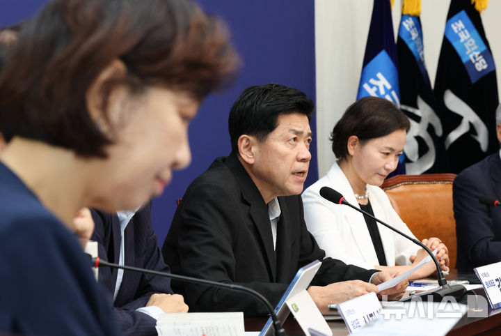 [서울=뉴시스] 김근수 기자 = 김준형(가운데) 조국혁신당 원내대표가 지난 11일 오전 서울 여의도 국회에서 열린 의원총회에서 발언하고 있다. 2026.08.11. ks@newsis.com