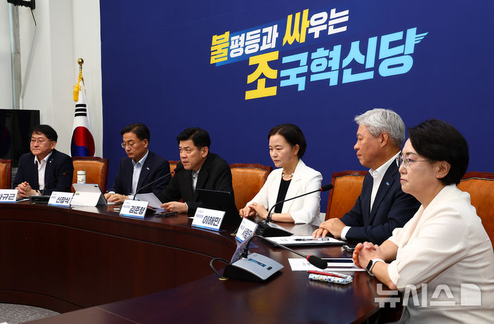 [서울=뉴시스] 김근수 기자 = 김준형(오른쪽에서 네번째) 조국혁신당 원내대표가 11일 오전 서울 여의도 국회에서 열린 의원총회에서 발언하고 있다. 2026.08.11. ks@newsis.com