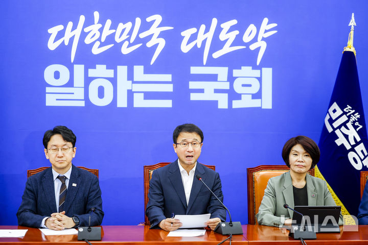 [서울=뉴시스] 정병혁 기자 = 한병도 더불어민주당 당대표 직무대행 겸 원내대표가 11일 서울 여의도 국회에서 열린 원내대책회의에서 발언하고 있다. 2026.08.11. jhope@newsis.com