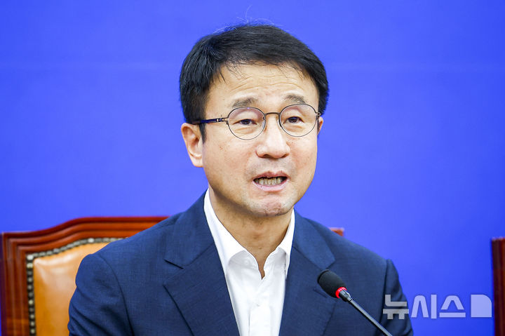 [서울=뉴시스] 정병혁 기자 = 한병도 더불어민주당 당대표 직무대행 겸 원내대표가 11일 서울 여의도 국회에서 열린 원내대책회의에서 발언하고 있다. 2026.08.11. jhope@newsis.com