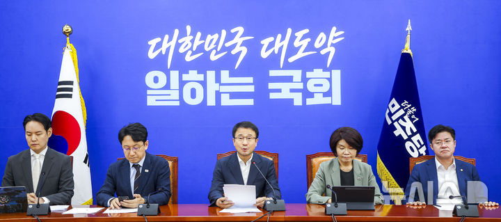 [서울=뉴시스] 정병혁 기자 = 한병도 더불어민주당 당대표 직무대행 겸 원내대표가 11일 서울 여의도 국회에서 열린 원내대책회의에서 발언하고 있다. 2026.08.11. jhope@newsis.com