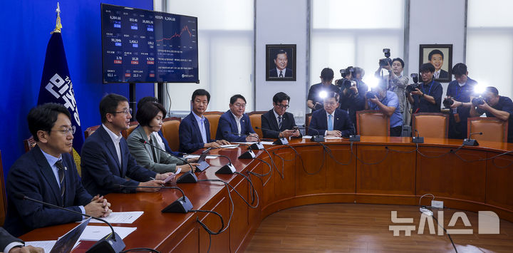 [서울=뉴시스] 정병혁 기자 = 한병도 더불어민주당 당대표 직무대행 겸 원내대표가 11일 서울 여의도 국회에서 열린 원내대책회의에서 발언하고 있다. 2026.08.11. jhope@newsis.com