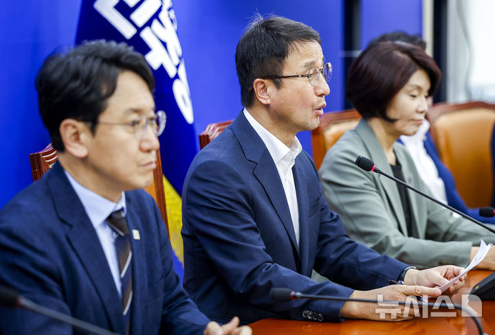 [서울=뉴시스] 정병혁 기자 = 한병도 더불어민주당 당대표 직무대행 겸 원내대표가 11일 서울 여의도 국회에서 열린 원내대책회의에서 발언하고 있다. 2026.08.11. jhope@newsis.com