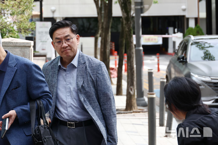 [과천=뉴시스] 고승민 기자 = 수도방위사령부 내 대테러 조직으로 알려진 '수호신 TF(태스크포스)'의 12·3 비상계엄 가담 의혹을 받는 이진우 전 수도방위사령부 사령관이 11일 경기 과천 2차 종합특검에 피의자 신분으로 출석하고 있다. 2026.08.08. kkssmm99@newsis.com