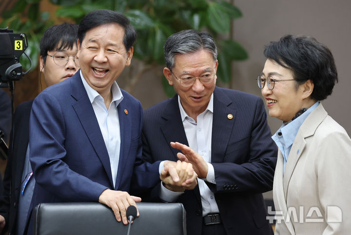[세종=뉴시스] 조성봉 기자 = 구윤철 부총리 겸 재정경제부 장관, 정성호 법무부 장관, 김진애 국가건축정책위원장이 11일 정부세종청사에서 열린 국무회의에 앞서 인사하고 있다. (청와대통신사진기자단) 2026.08.11. suncho21@newsis.com