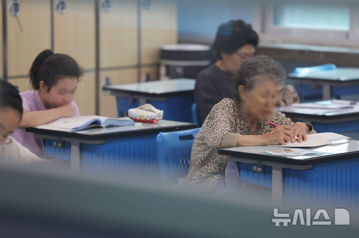 [서울=뉴시스] 홍효식 기자 = 11일 서울 용산구 선린중학교에서 열린 2026년 제2회 초등학교 졸업 검정고시에 참석한 수험생들이 시험 시작을 기다리며 공부하고 있다. 2026.08.11. yesphoto@newsis.com