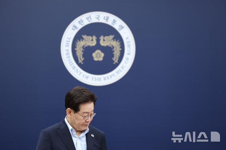 [세종=뉴시스] 조성봉 기자 = 이재명 대통령이 11일 정부세종청사에서 열린 국무회의에 입장하고 있다. (청와대통신사진기자단) 2026.08.11. suncho21@newsis.com