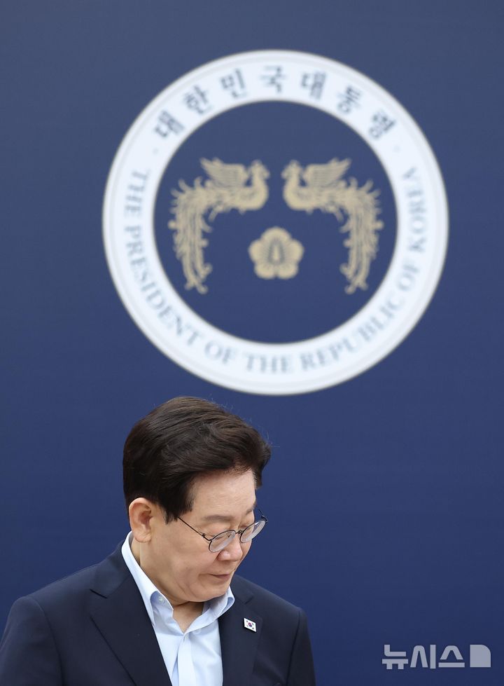 [세종=뉴시스] 조성봉 기자 = 이재명 대통령이 11일 정부세종청사에서 열린 국무회의에 입장하고 있다. (청와대통신사진기자단) 2026.08.11. suncho21@newsis.com