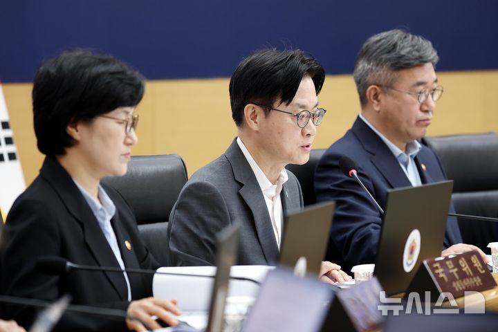 [세종=뉴시스] 조성봉 기자 = 김정관 산업통상부 장관이 11일 정부세종청사에서 열린 국무회의에서 메가프로젝트 2차 민관합동 점검 회의 및 결과에 대해 보고하고 있다. (청와대통신사진기자단) 2026.08.11. suncho21@newsis.com