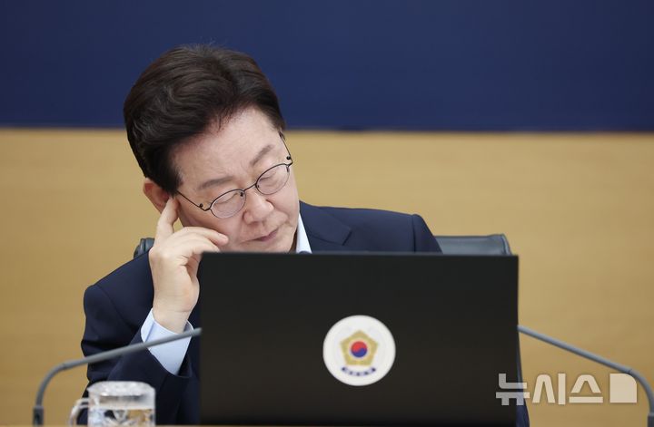 [세종=뉴시스] 조성봉 기자 = 이재명 대통령이 11일 정부세종청사에서 열린 국무회의에서 잠시 생각에 잠겨 있는 모습. (청와대통신사진기자단) 2026.08.11. suncho21@newsis.com