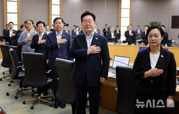 [세종=뉴시스] 조성봉 기자 = 이재명 대통령이 11일 정부세종청사에서 열린 국무회의에서 국민의례를 하고 있다. (청와대통신사진기자단) 2026.08.11. suncho21@newsis.com