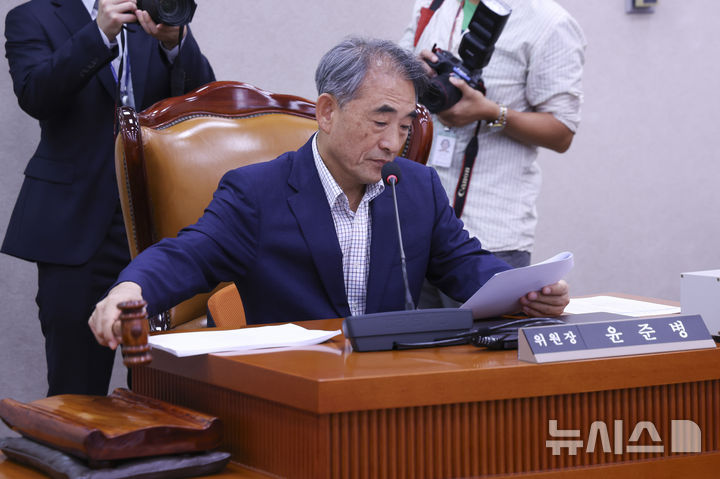 [서울=뉴시스] 김근수 기자 = 윤준병 국회 농림축산식품해양수산위원회 농림축산식품법안심사소위원회 위원장이 11일 오전 서울 여의도 국회에서 열린 농림축산식품법안심사소위원회에서 의사봉을 두드리고 있다. 2026.08.11. ks@newsis.com