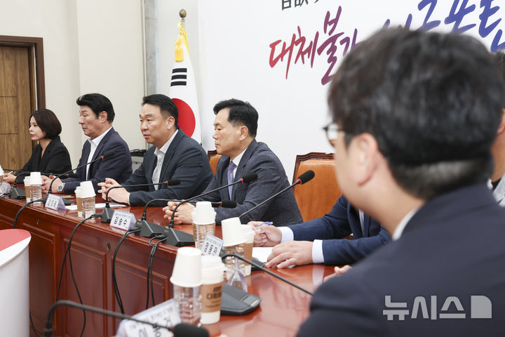 [서울=뉴시스] 김근수 기자 = 정희용(왼쪽 세번째) 국민의힘 선출직 공직자 평가혁신 TF 위원장이 11일 오전 서울 여의도 국회에서 열린 선출직 공직자 평가혁신 TF 2차 회의에서 인사말을 하고 있다. 2026.08.11. ks@newsis.com