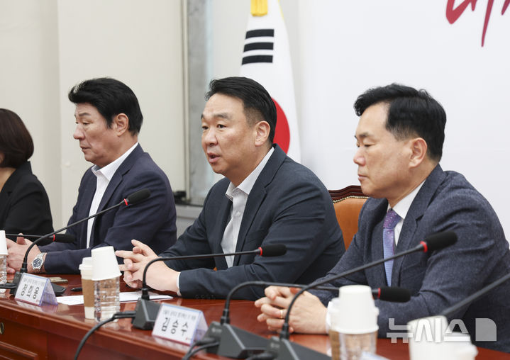 [서울=뉴시스] 김근수 기자 = 정희용(가운데) 국민의힘 선출직 공직자 평가혁신 TF 위원장이 11일 오전 서울 여의도 국회에서 열린 선출직 공직자 평가혁신 TF 2차 회의에서 인사말을 하고 있다. 2026.08.11. ks@newsis.com