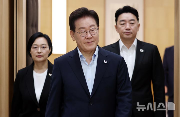 [세종=뉴시스] 조성봉 기자 = 이재명 대통령이 11일 정부세종청사에서 열린 국무회의에 입장하고 있다.왼쪽부터 한성숙 국무총리, 이 대통령, 강훈식 비서실장. (청와대통신사진기자단) 2026.08.11. suncho21@newsis.com