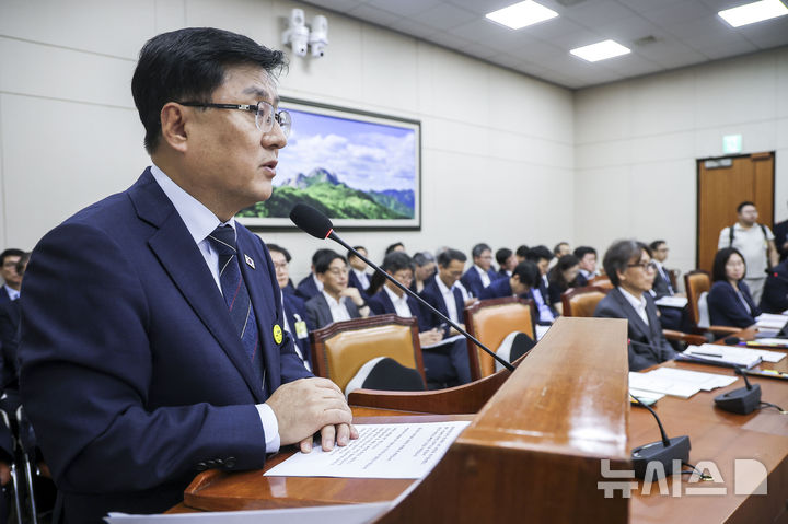 [서울=뉴시스] 정병혁 기자 = 김성환 기후에너지환경부 장관이 11일 서울 여의도 국회에서 열린 기후에너지환경노동위원회 전체회의에서 업무보고를 하고 있다. 2026.08.11. jhope@newsis.com