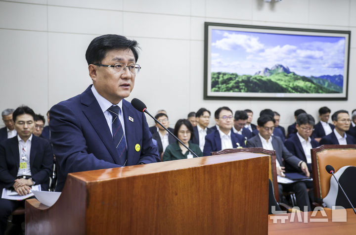 [서울=뉴시스] 정병혁 기자 = 김성환 기후에너지환경부 장관이 11일 서울 여의도 국회에서 열린 기후에너지환경노동위원회 전체회의에서 업무보고를 하고 있다. 2026.08.11. jhope@newsis.com