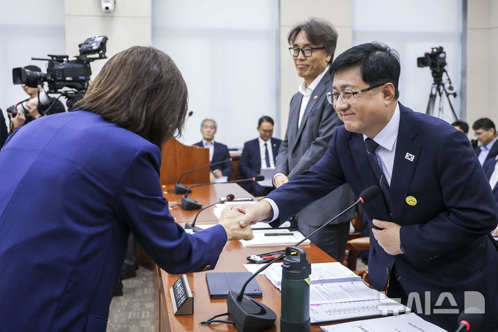 [서울=뉴시스] 정병혁 기자 = 김성환 기후에너지환경부 장관과 나경원 국민의힘 의원이 11일 서울 여의도 국회에서 열린 기후에너지환경노동위원회 전체회의에서 인사를 하고 있다. 2026.08.11. jhope@newsis.com