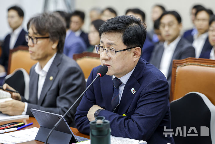 [서울=뉴시스] 정병혁 기자 = 김성환 기후에너지환경부 장관이 11일 서울 여의도 국회에서 열린 기후에너지환경노동위원회 전체회의에서 질문에 답하고 있다. 2026.08.11. jhope@newsis.com