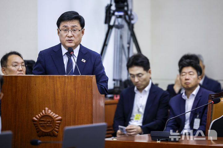 [서울=뉴시스] 정병혁 기자 = 김성환 기후에너지환경부 장관이 11일 서울 여의도 국회에서 열린 기후에너지환경노동위원회 전체회의에서 업무보고를 하고 있다. 2026.08.11. jhope@newsis.com
