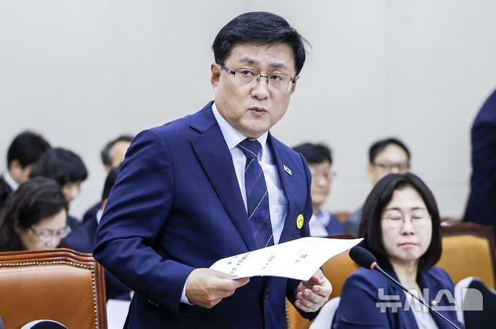 [서울=뉴시스] 정병혁 기자 = 김성환 기후에너지환경부 장관이 11일 서울 여의도 국회에서 열린 기후에너지환경노동위원회 전체회의에서 인사말을 하기 위해 이동하고 있다. 2026.08.11. jhope@newsis.com
