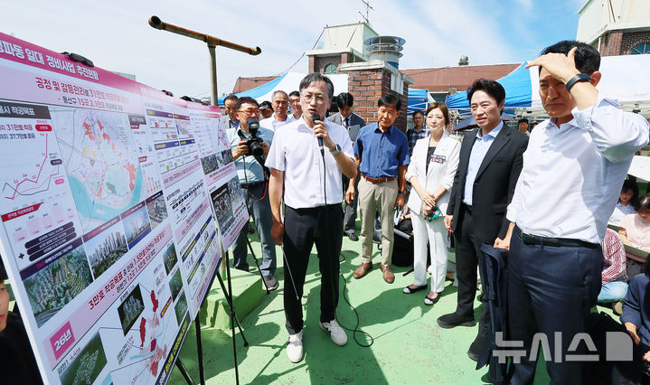 [서울=뉴시스] 홍효식 기자 = 오세훈 서울시장이 11일 신속통합기획 재개발과 모아타운 등 주민이 선택한 민간정비사업이 추진 중인 서울 용산구 서계·청파동 일대를 방문해 추진현황을 보고받고 있다. (공동취재) 2026.08.11. photo@newsis.com