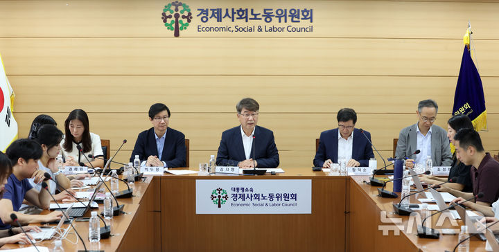 [서울=뉴시스] 이영환 기자 = 김지형 경제사회노동위원회 위원장이 11일 서울 종로구 경제사회노동위원회 대회의실에서 인구구조 변화와 일자리 공론화 특위 운영 현황 및 계획 등과 관련해 기자간담회를 하고 있다. 왼쪽부터 권혜원 청년 일자리 희망 위원회 위원장, 박두용 산업안전보건위원회 위원장, 김 위원장, 황덕순 AI 전환에 따른 노사상생위원회 위원장, 조성재 노사관계제도발전위원회 위원장. 2026.08.11. 20hwan@newsis.com