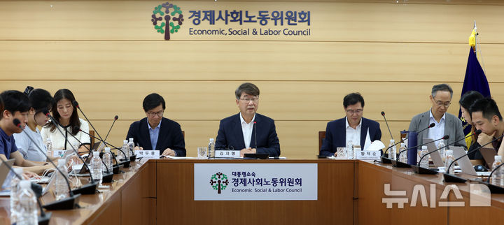 [서울=뉴시스] 이영환 기자 = 김지형 경제사회노동위원회 위원장이 지난 8월 11일 서울 종로구 경제사회노동위원회 대회의실에서 인구구조 변화와 일자리 공론화 특위 운영 현황 및 계획 등과 관련해 기자간담회를 하고 있다. 2026.08.11. 20hwan@newsis.com
