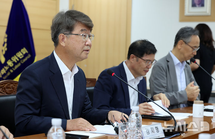 [서울=뉴시스] 이영환 기자 = 김지형 경제사회노동위원회 위원장이 지난 11일 서울 종로구 경제사회노동위원회 대회의실에서 인구구조 변화와 일자리 공론화 특위 운영 현황 및 계획 등과 관련해 기자간담회를 하고 있다. 2026.08.11. 20hwan@newsis.com