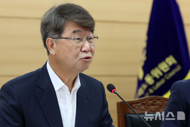 [서울=뉴시스] 이영환 기자 = 김지형 경제사회노동위원회 위원장이 11일 서울 종로구 경제사회노동위원회 대회의실에서 인구구조 변화와 일자리 공론화 특위 운영 현황 및 계획 등과 관련해 기자간담회를 하고 있다. 2026.08.11. 20hwan@newsis.com