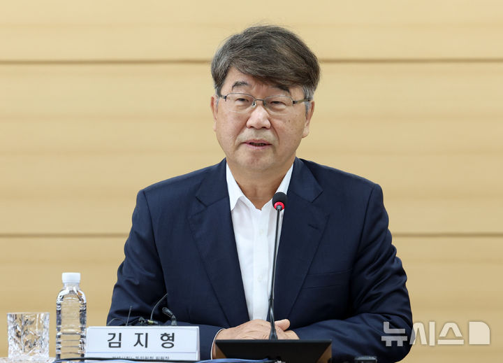 [서울=뉴시스] 이영환 기자 = 김지형 경제사회노동위원회 위원장이 11일 서울 종로구 경제사회노동위원회 대회의실에서 인구구조 변화와 일자리 공론화 특위 운영 현황 및 계획 등과 관련해 기자간담회를 하고 있다. 2026.08.11. 20hwan@newsis.com