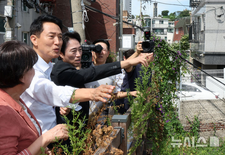 [서울=뉴시스] 홍효식 기자 = 오세훈 서울시장이 11일 서울 용산구 서계·청파동 정비사업 현장을 방문해 현장 점검을 하고 있다. (공동취재) 2026.08.11. photo@newsis.com