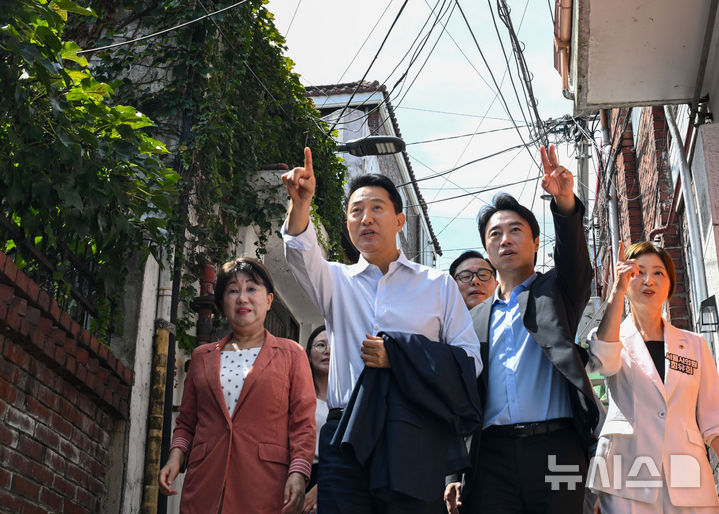 [서울=뉴시스] 홍효식 기자 = 오세훈 서울시장이 11일 서울 용산구 서계·청파동 정비사업 현장을 방문해 현장 점검을 하고 있다. (공동취재) 2026.08.11. photo@newsis.com