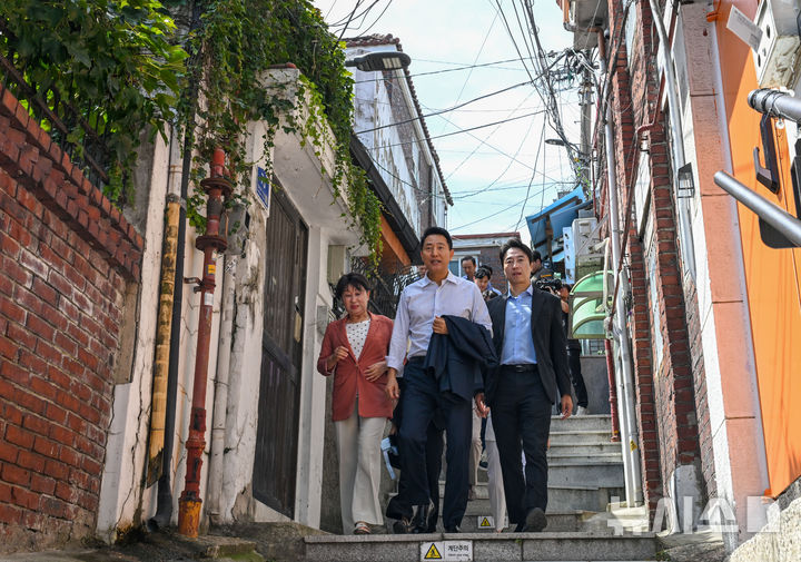 [서울=뉴시스] 홍효식 기자 = 오세훈 서울시장이 11일 서울 용산구 서계·청파동 정비사업 현장을 방문해 현장 점검을 하고 있다. (공동취재) 2026.08.11. photo@newsis.com