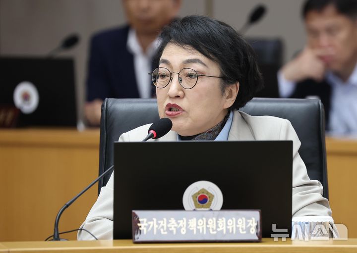 [세종=뉴시스] 조성봉 기자 = 김진애 국가건축정책위원장이 11일 정부세종청사에서 열린 국무회의에서 발언하고 있다. (청와대통신사진기자단) 2026.08.11. suncho21@newsis.com
