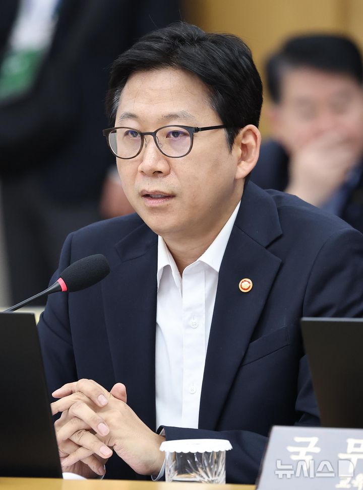 [세종=뉴시스] 조성봉 기자 = 배경훈 부총리 겸 과학기술정보통신부 장관이 11일 정부세종청사에서 열린 국무회의에서 발언하고 있다. (청와대통신사진기자단) 2026.08.11. suncho21@newsis.com