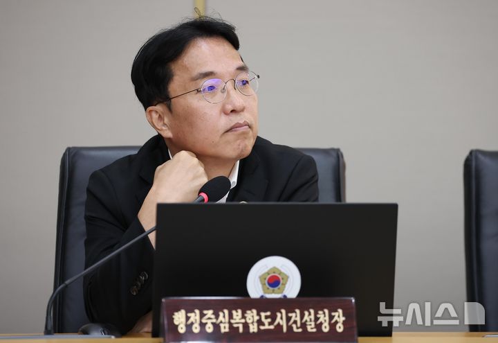 [세종=뉴시스] 조성봉 기자 = 강주엽 행정중심복합도시건설청 청장이 11일 정부세종청사에서 열린 국무회의에서 대통령 세종 집무실 건립 및 국가 상징 구역 조성 현황 계획에 대해 보고를 준비하고 있다. (청와대통신사진기자단) 2026.08.11. suncho21@newsis.com
