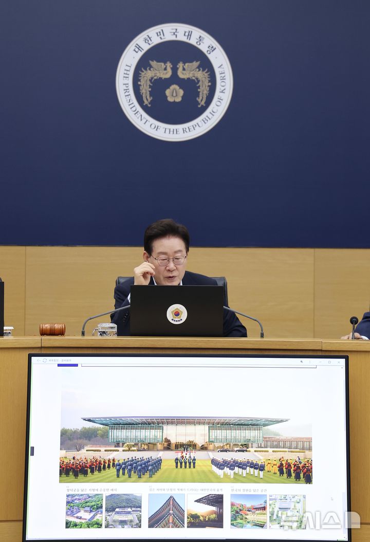 [세종=뉴시스] 조성봉 기자 = 이재명 대통령이 11일 정부세종청사에서 열린 국무회의에서 대통령 세종 집무실 건립 및 국가 상징 구역 조성 현황 계획 관련 발언을 하고 있다. (청와대통신사진기자단) 2026.08.11. suncho21@newsis.com