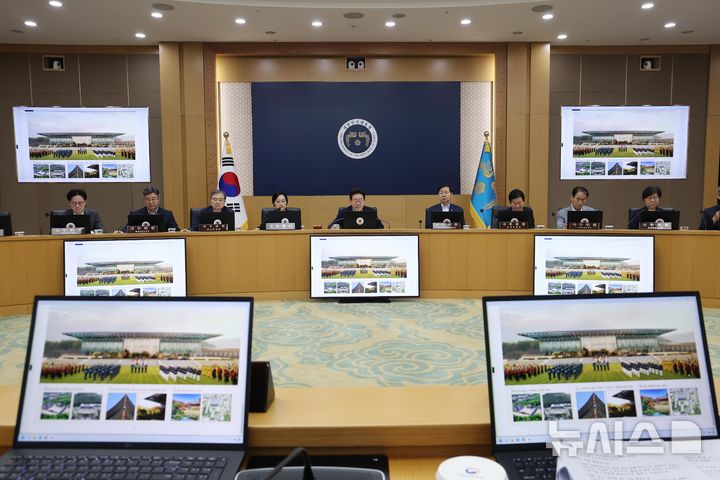 [세종=뉴시스] 조성봉 기자 = 이재명 대통령이 11일 정부세종청사에서 열린 국무회의에서 대통령 세종 집무실 건립 및 국가 상징 구역 조성 현황 계획에 대해 보고 받고 있다. (청와대통신사진기자단) 2026.08.11. suncho21@newsis.com