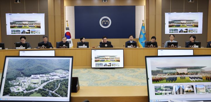 [세종=뉴시스] 조성봉 기자 = 이재명 대통령이 11일 정부세종청사에서 열린 국무회의에서 대통령 세종 집무실 건립 및 국가 상징 구역 조성 현황 계획에 대해 보고 받고 있다. (청와대통신사진기자단) 2026.08.11. suncho21@newsis.com