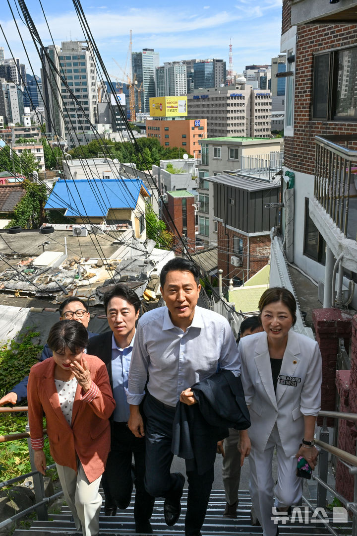 [서울=뉴시스] 홍효식 기자 = 오세훈 서울시장이 11일 서울 용산구 서계·청파동 정비사업 현장을 방문해 현장 점검을 하고 있다. (공동취재) 2026.08.11. photo@newsis.com