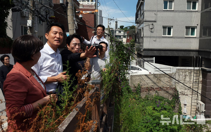 [서울=뉴시스] 홍효식 기자 = 오세훈 서울시장이 11일 서울 용산구 서계·청파동 정비사업 현장을 방문해 현장 점검을 하고 있다. (공동취재) 2026.08.11. photo@newsis.com