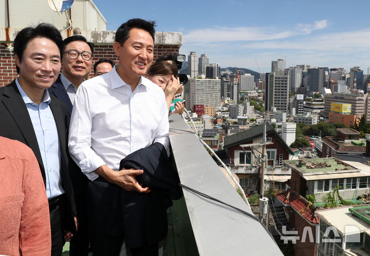 [서울=뉴시스] 홍효식 기자 = 오세훈 서울시장이 11일 서울 용산구 서계·청파동 정비사업 현장을 방문해 현장 점검을 하고 있다. (공동취재) 2026.08.11. photo@newsis.com